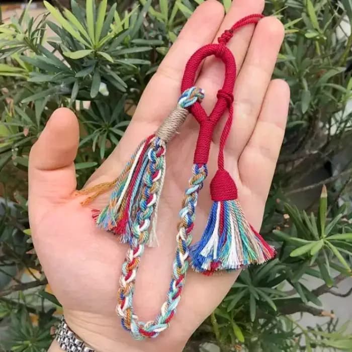 Lanière en coton tressé faite à la main avec des pompons colorés et de style bohème