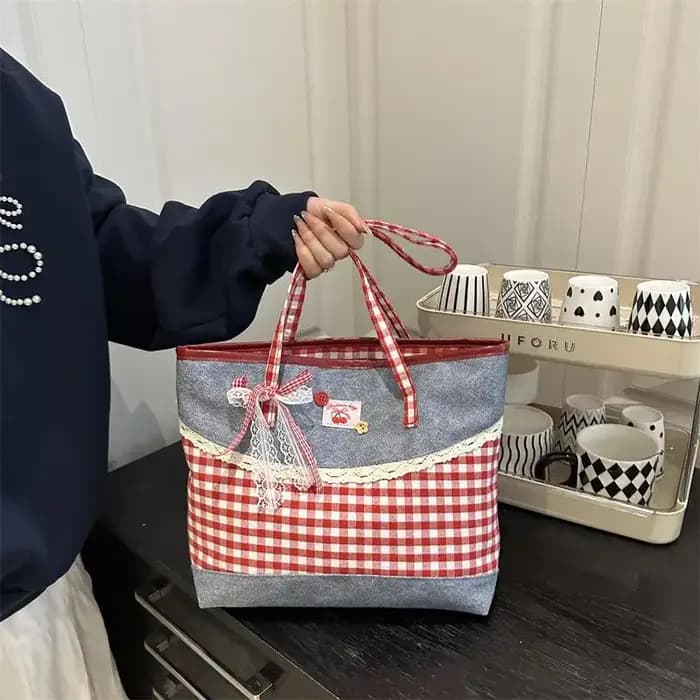 Sac fourre-tout en toile denim avec patchwork en vichy rouge et joli nœud en dentelle