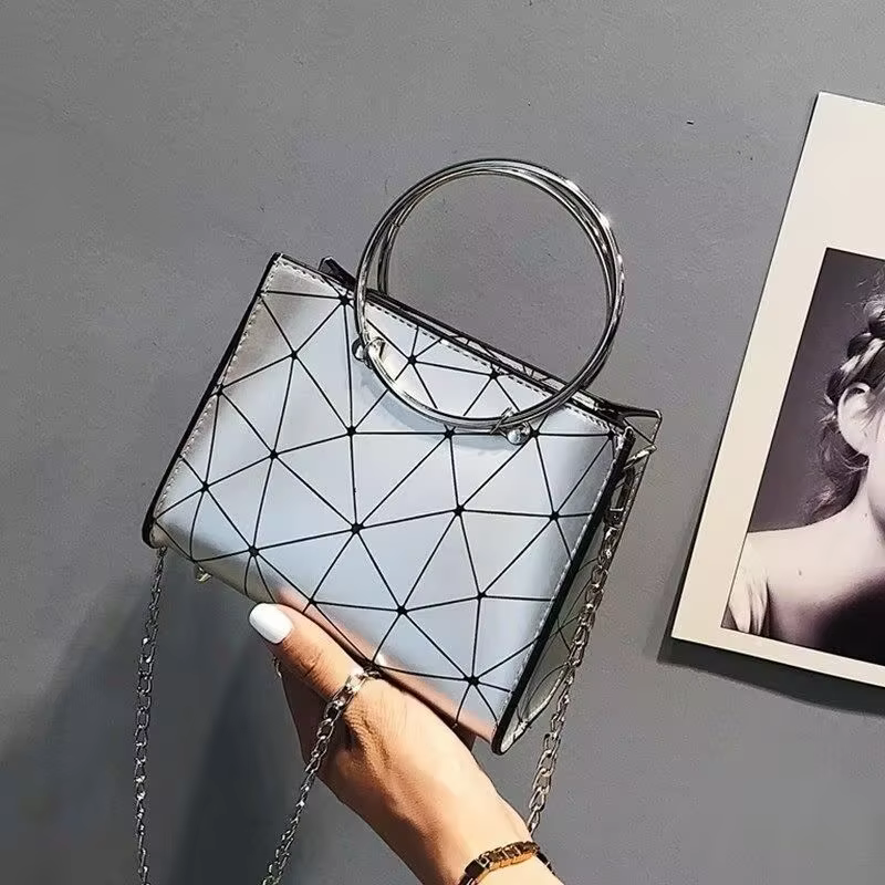 Nouveau sac fourre-tout à chaîne d'apparence cool 2025, petit sac carré à motif éclaté argenté.