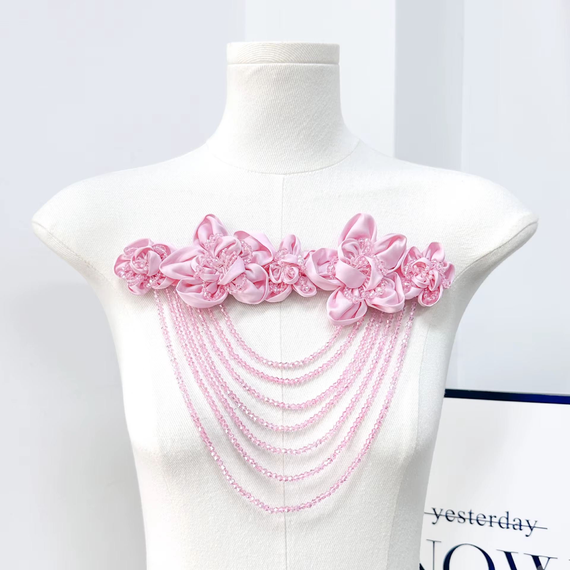 Broches de fleurs pour femmes en gros, décoration de vêtements DIY, perles de cristal multicouches, 