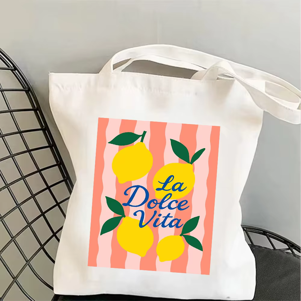 Sac fourre-tout en toile à imprimé citron vibrant La Dolce Vita avec fond rayé, idéal pour les vacan