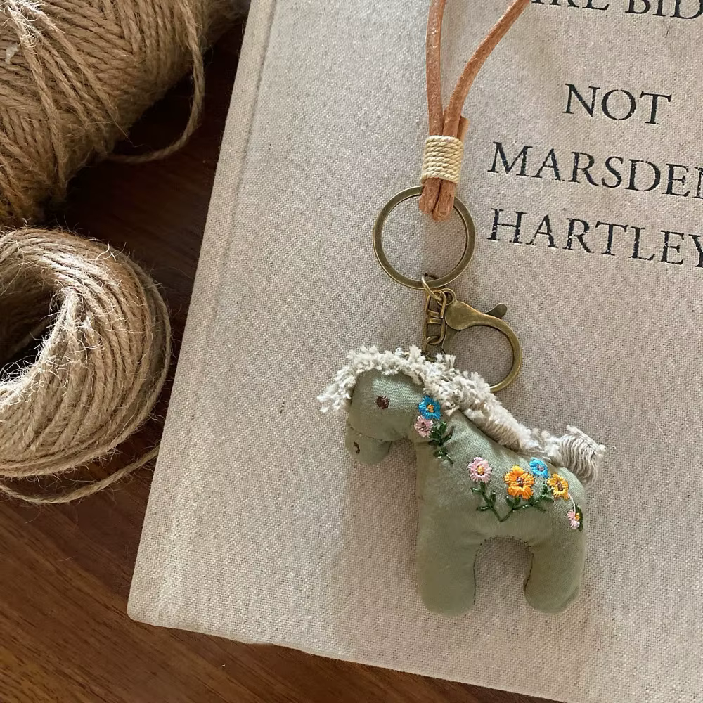 Porte-clés cheval brodé en peluche, mignon, décor suspendu, pendentif poney en tissu, mascotte de ch