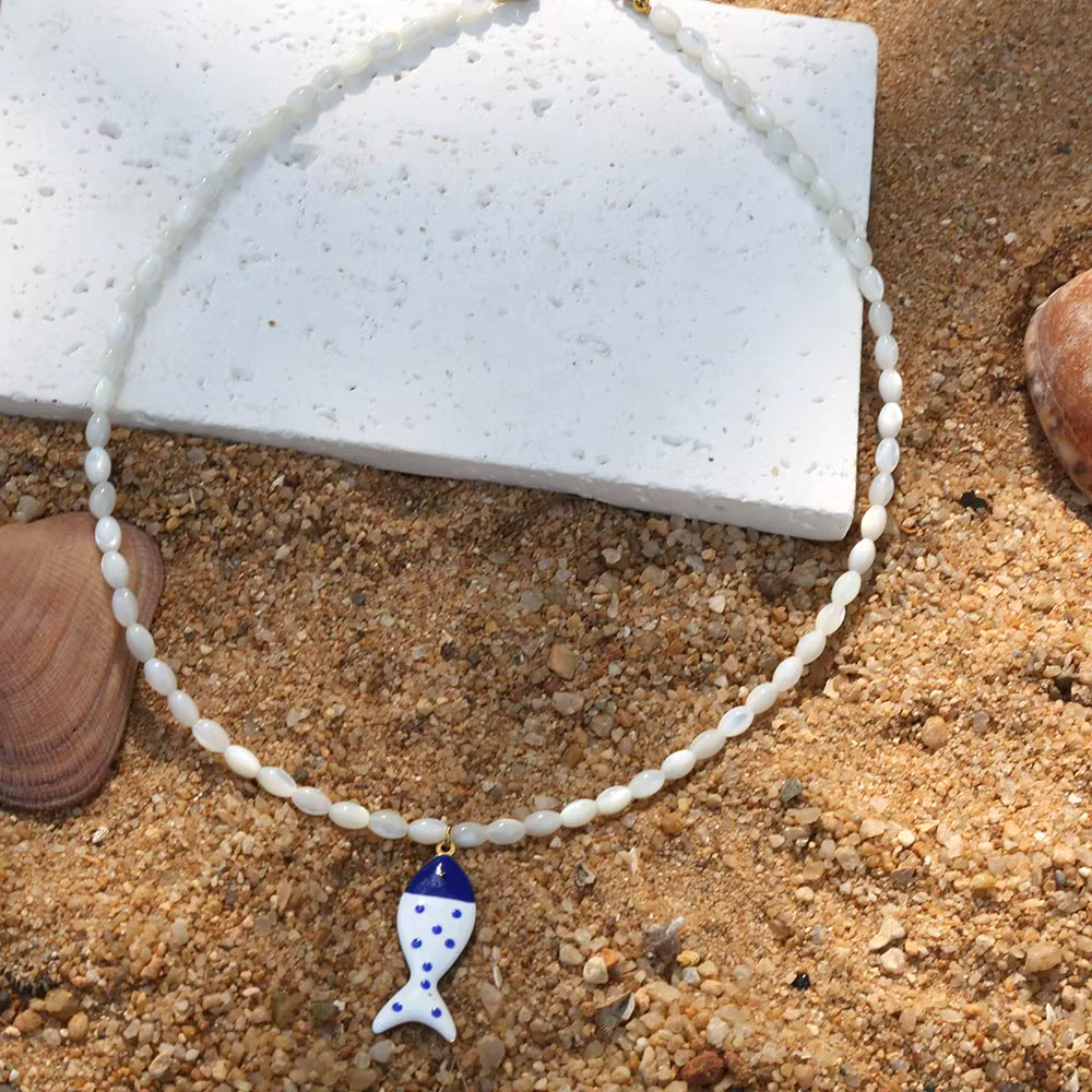 Nouvelle collection été 2026 : Collier tendance avec perles de coquillages marins et pendentif poiss