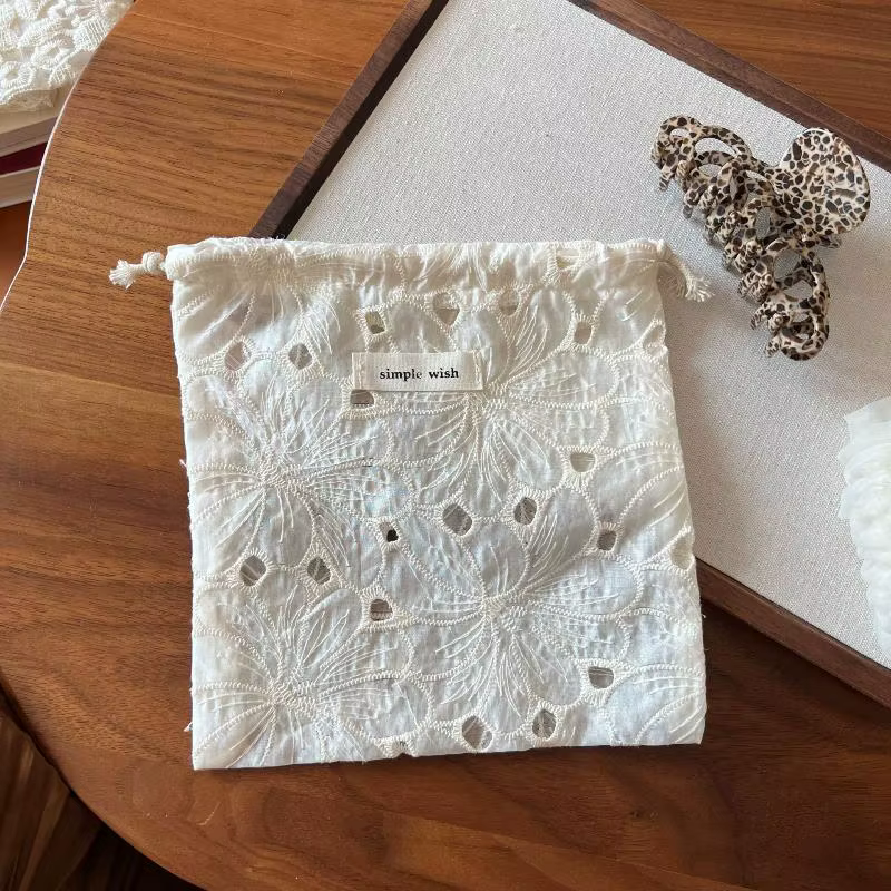 Sac en tissu prêt à l'emploi avec motif en dentelle brodée pour écouteurs, rangement de câbles ou ut