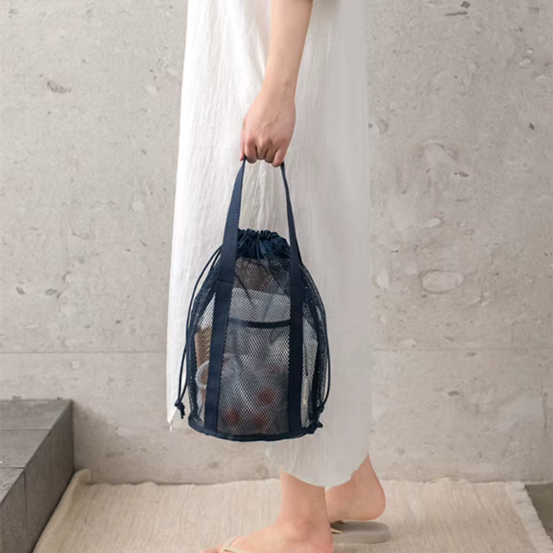 Sac de toilette de voyage pliable beige ultra-léger avec design ajouré en maille et poche à cordon pour sac à main de plage