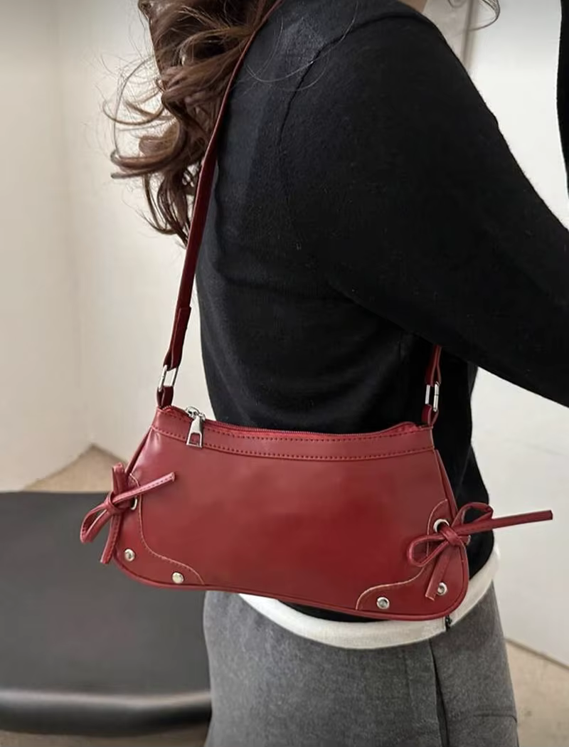 Nouveau sac à bandoulière tendance avec design bicolore. Sac pliable à porter sous le bras