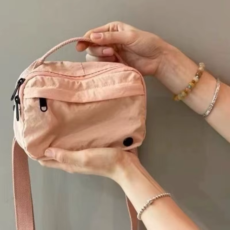 Sac bandoulière carré en toile de nylon coloré