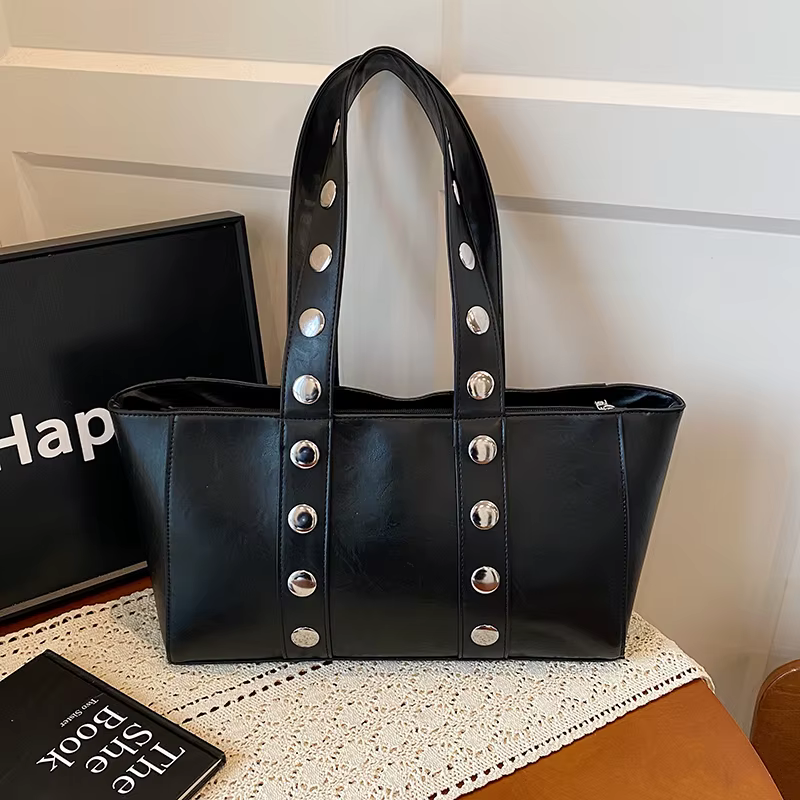 Fourre-tout noir style européen et américain personnalité sac de trajet Rivet Design sac à bandoulière en cuir PU grande capacité bolsa feminin