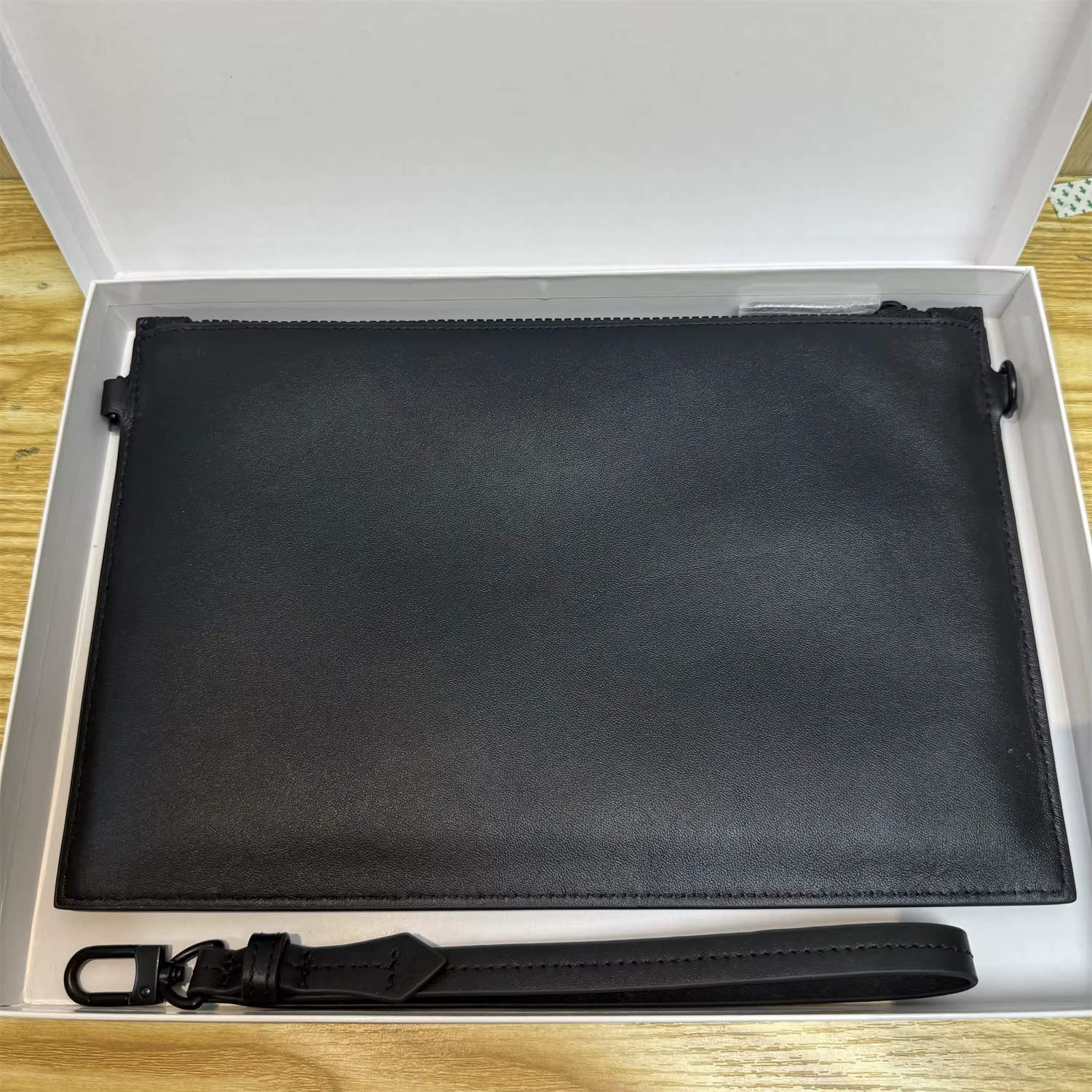 Pochette Homme 26 en Cuir Gaufré Noir de Luxe