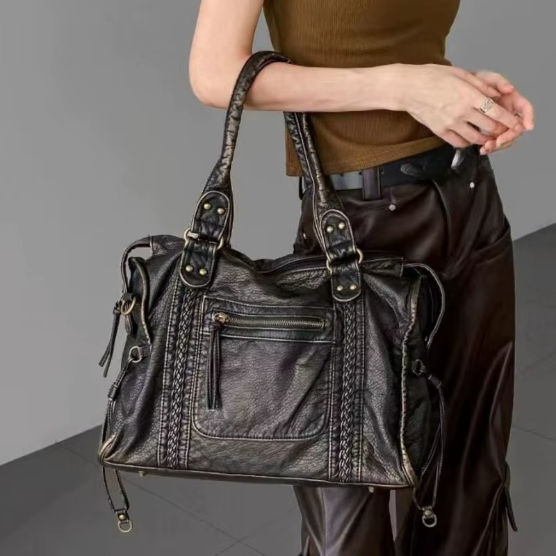 Grand fourre-tout de style punk en cuir souple