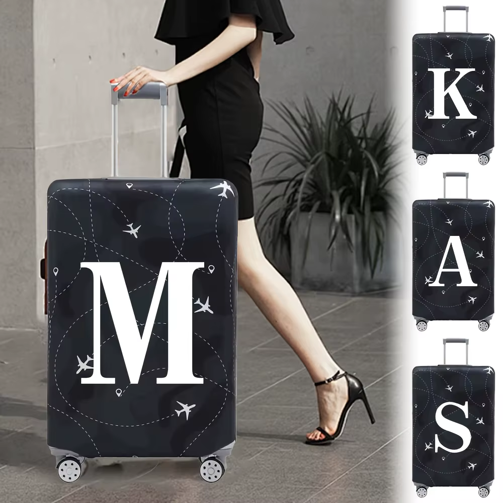 Cette housse de valise extensible s'adapte aux valises de 18 à 32 pouces et présente un motif de lettres A-Z blanches imprimé sur la surface.